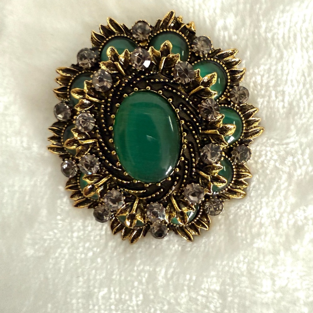 Elegant Green and Gold Brooch - Picture 2 of 4